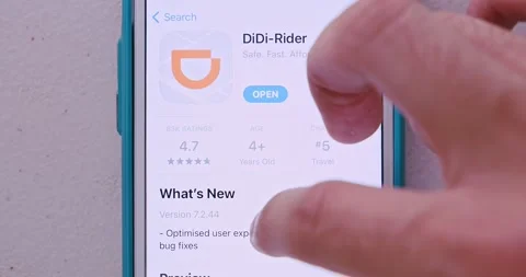 Man searches DIDI Driver app and watches intro in App Store Vidéo 156942444