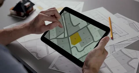 Man searching building plot to buy on cadastral plan for house construction o Vídeos de archivo 141186803