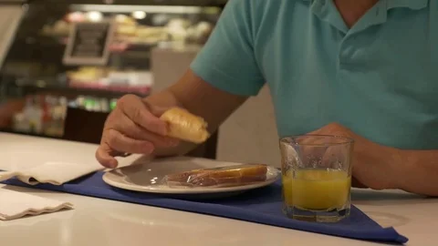 A man seating in cafeteria, eating (close up). 库存影片 77174969