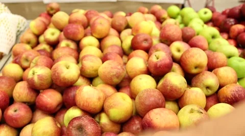 Man selecting fresh red apples in grocery store 스톡 동영상 40576424