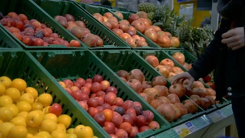Man selecting fresh red apples in grocery store department Stock Footage 72915427