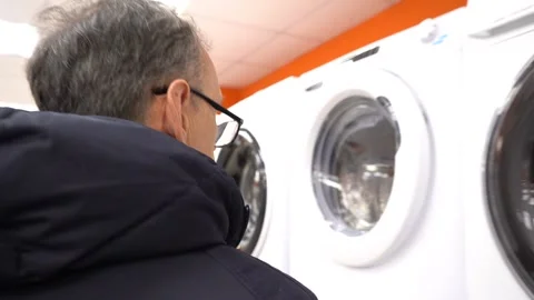 A man selects a new washing machine at the Appliance Store. Vidéo 150037575