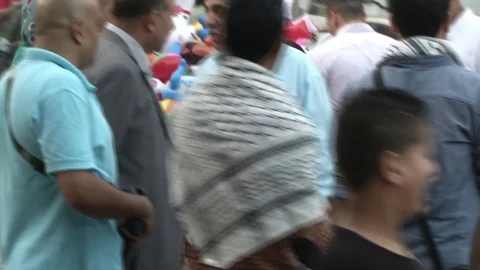 Man Selling Balloons in Cairo during Eid Stockbeeldmateriaal 82310149