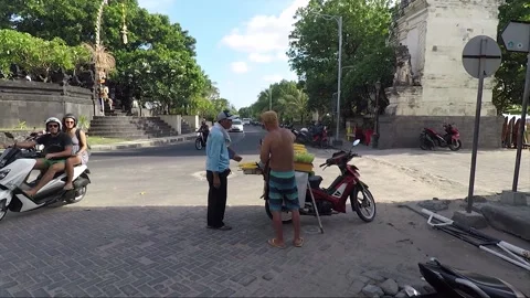 Man Sells Corn at Entrance, Split Gate, Kuta beach, Bali, Indonesia 库存影片 303228329