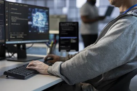 Man in server hub using AI tech to streamline operations Foto stock