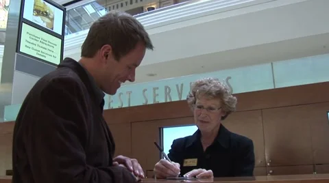Man at service counter Vídeo Stock 51053136