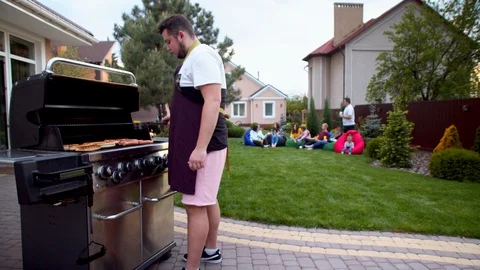 Man serving hot dogs to young women Video stock 130065753