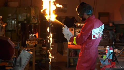 Man sets fire to the Metal construction Stockbeeldmateriaal 166503151