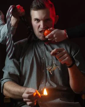 A man sets fire to a mouse symbolizing 2020, a metaphor for the outgoing 2020 Foto stock