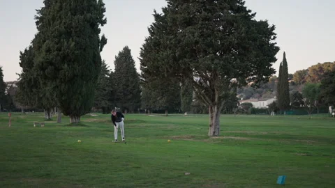 A man sets up a golf ball and gets ready Video stock 270811432