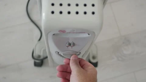 Man Sets the Heating Temperature of an Electric Radiator at Home Vídeo Stock 133486661