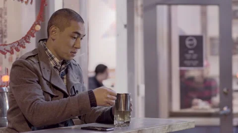 Man Sets His Smart Phone Down And Steeps His Tea (4K) Vídeos de archivo 52628015