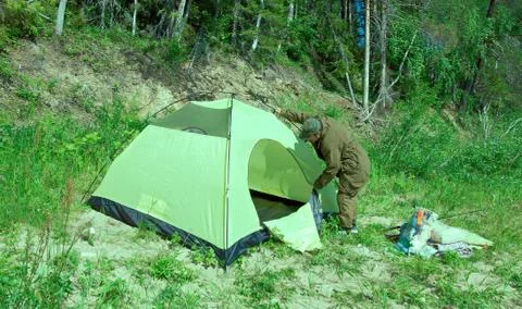 Man setting up a tent Foto stock
