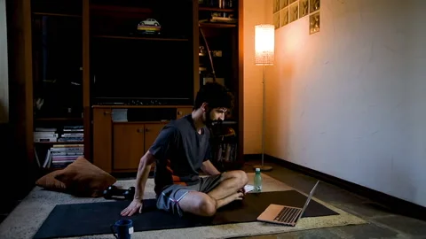 Man shaking hands with online instructor during physical activity class. Vide Stock Footage 130617154