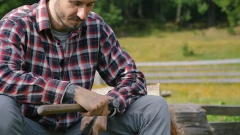 Man sharpen an axe Vidéo 82701253