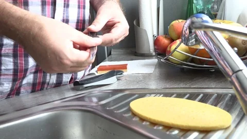 The man is sharpening a kitchen knife Vidéo 95574911