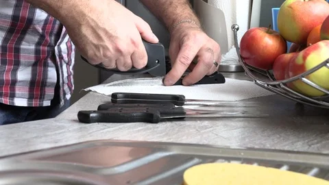 The man is sharpening a kitchen knife Vidéo 95631184