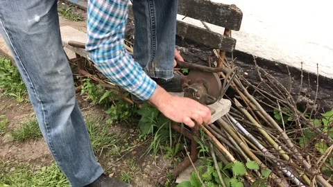 A man sharpens a garden tool Stockbeeldmateriaal 112816608