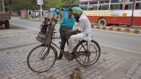Man sharpens the scissors on the street of Rishikesh. Stock Footage 119070549