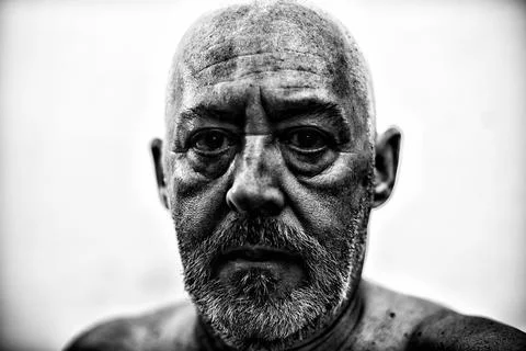 Man with a shaved head, a beard, and a disturbing gaze Foto stock