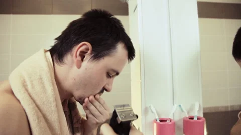 A man shaves a clipper Stock-Footage 92588786