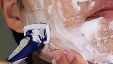 A man shaving his beard Video stock 336578774