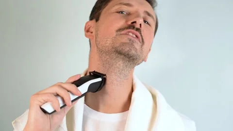 Man shaving neck with modern electric razor trimer 스톡 동영상 165383012