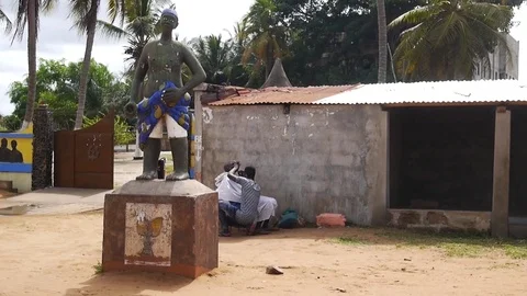 Man shaving under commemorative statue Video stock 81109346