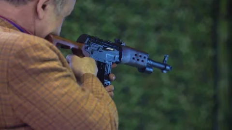 Man in shooting gallery 库存影片 88560599