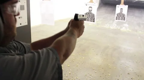 Man shooting pistol at target Vídeos de archivo 61084916