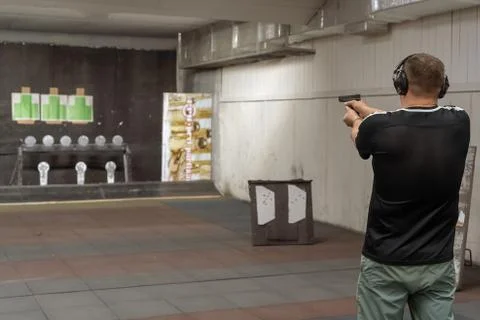 The man at the shooting range. Fotos Stock