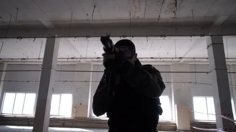 A man shoots a pistol Видео 75334155
