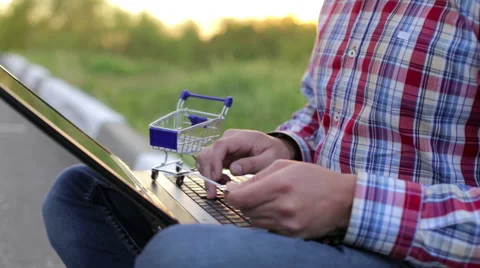 Man shopping online Stock Footage 67113076