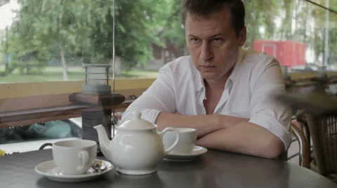 A man should pay the bill in a summer cafe, but he did not have enough money to Video stock 68166650