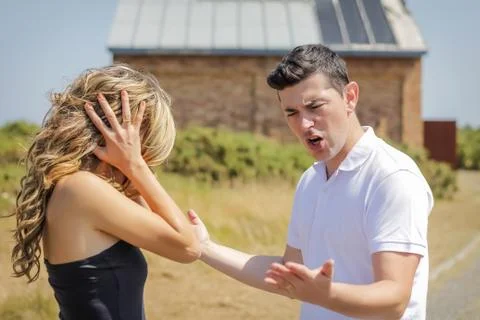 Man shouting and girl cover her ears in a quarrel Foto stock