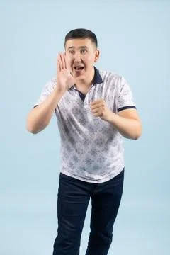 Man Shouting on Blue Background Stock-Fotos