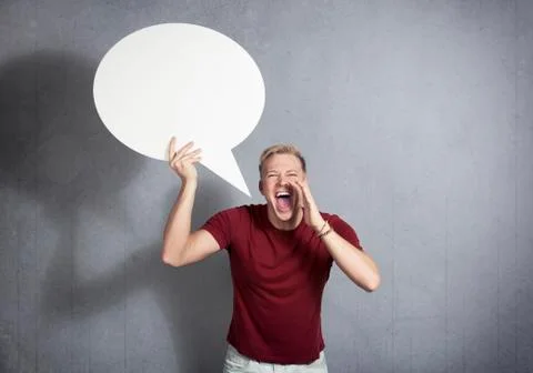 Man shouting with empty speech ballon in hand. Foto stock