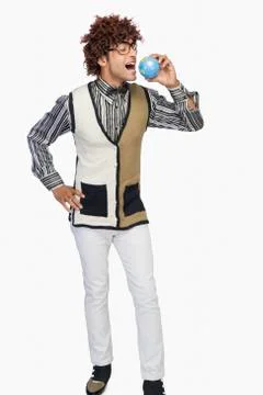 Man shouting in front of a globe Stockfoto's