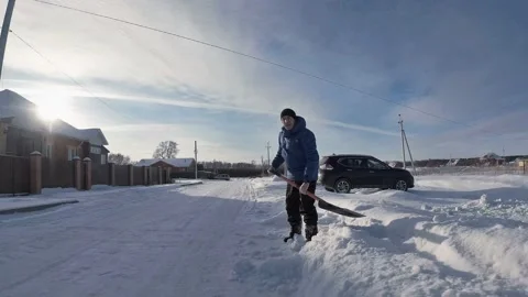 Man Shoveling Snow Видео 168892856