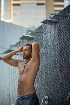 Man in shower Stock-Fotos