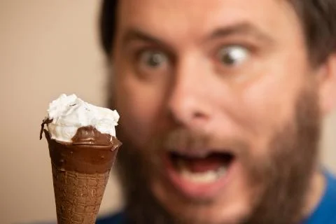Man showing a crazy face while looking at ice cream Foto stock