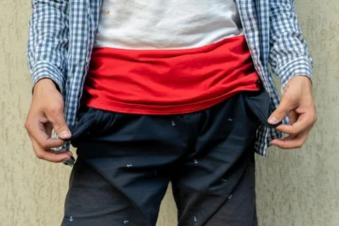 Man showing the empty pockets, poor jobless homeless and moneyless concepts Foto stock