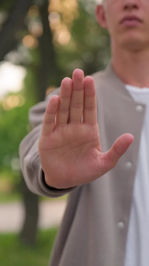 Man showing stop hand gesture with a hand. Close up of a young man extendin.. Vidéo 339556724