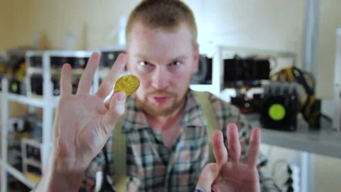 Man showing trick with bitcoin Vídeos de archivo 87044128