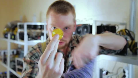 Man showing trick with bitcoin Vídeo Stock 87044184