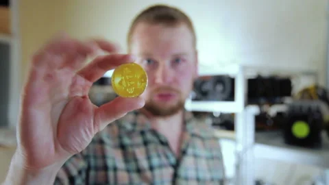 Man showing trick with bitcoin Vídeo Stock 87044220