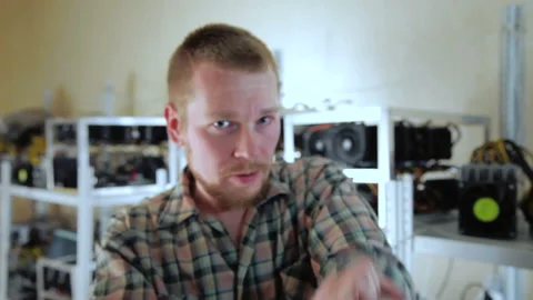 Man showing trick with bitcoin Vídeos de archivo 87044289