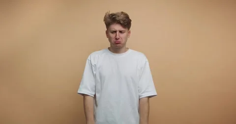 Man shows different emotions in four frames against an orange background du.. Vídeo Stock 328247123