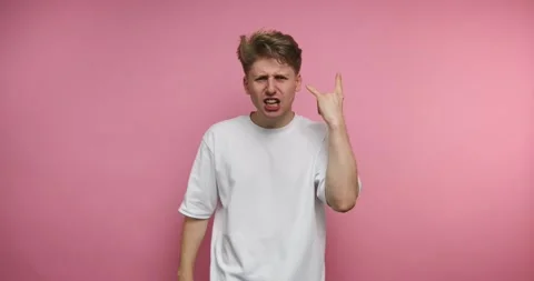 Man shows emotions through gestures in pink setting at different moments of.. Vidéo 328246950