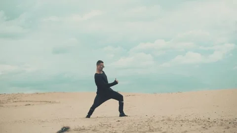 Man shows the likes in the desert Video stock 89779675